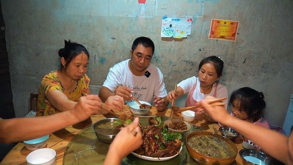 农村主妇成千万网红，被央视点名的“蜀中桃子姐”，到底凭什么？