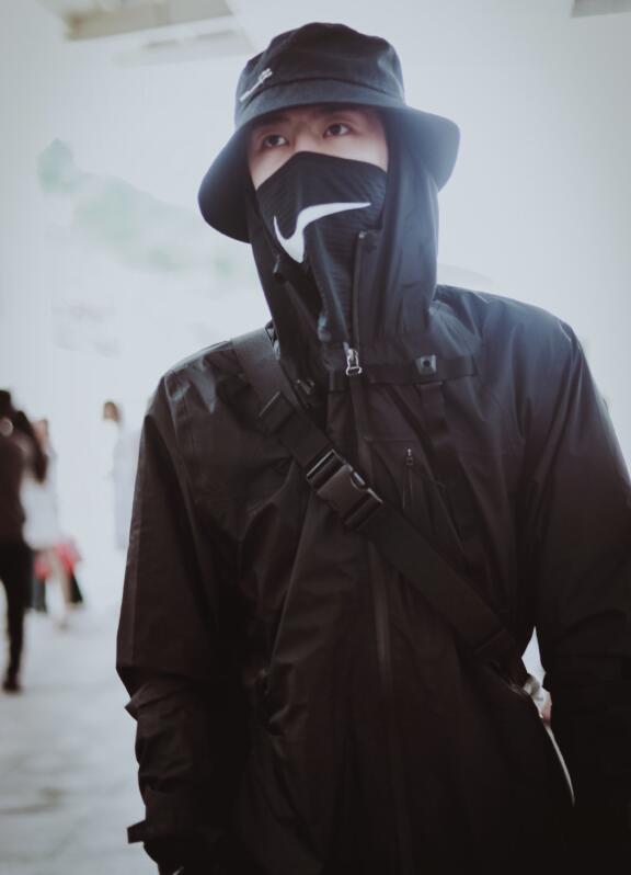 入秋之后担心自己脑门冷？那不如学学明星们戴潮帽，又酷又有范