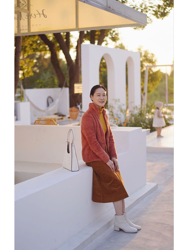 中年女性怎样穿搭才会清爽利索,女孩子要敢于尝试不同的穿搭风格