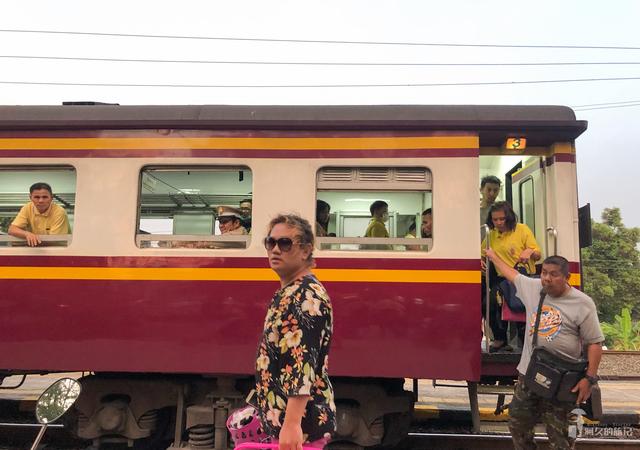 在泰国坐小火车攻略,去泰国坐火车划算吗