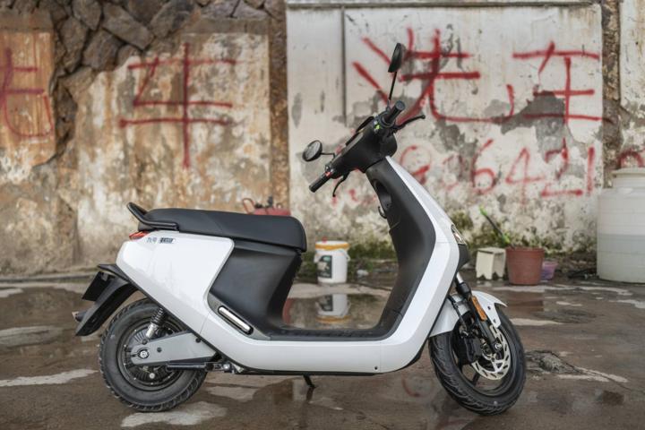 大灯炫酷有型,九号e100大灯效果