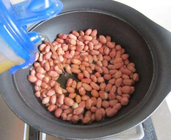 花生米一炸就糊？老火夫教你“1招”，保证又酥又脆不回软