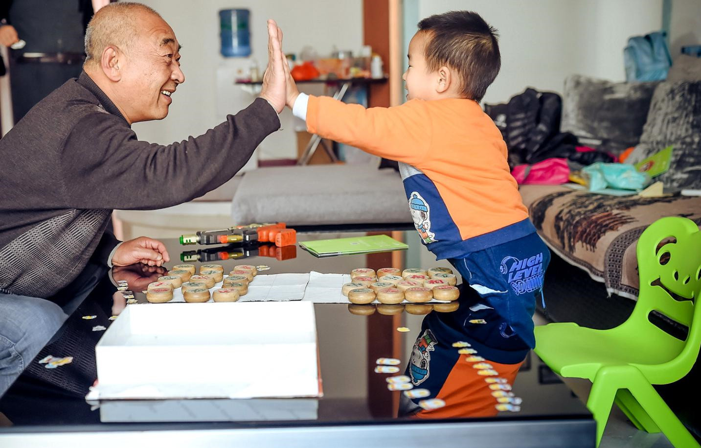 奶奶是真疼孙子还是假疼,看这四个方面就一清二楚,想瞒也瞒不住