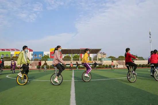 150元收一张银行储蓄卡？大学生成卡贩眼中“香饽饽”