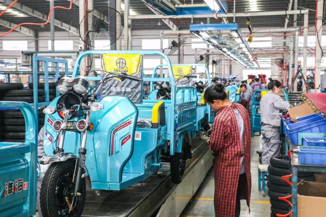 电动三轮车封闭和敞开哪个好,三轮车选三开还是半封闭