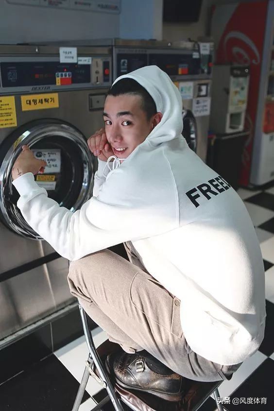 颜值高大长腿还会穿,谁高中没有暗恋过这样一个体育生?