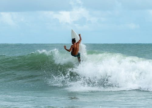 玻尿酸护肤品真的好用吗,玻尿酸的护肤功效及使用方法