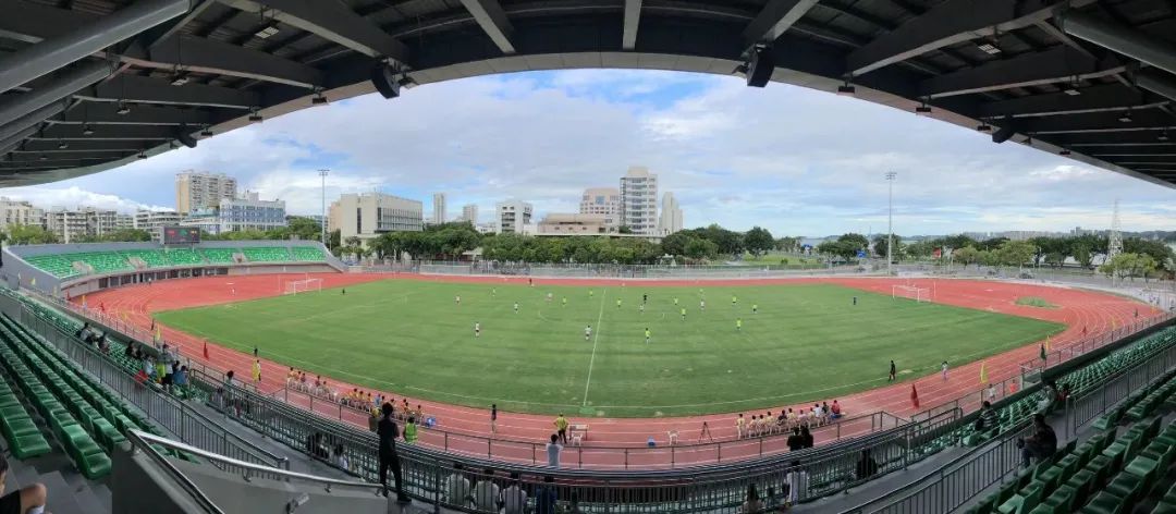 在足球场上感受到快乐,在人民广场上踢球