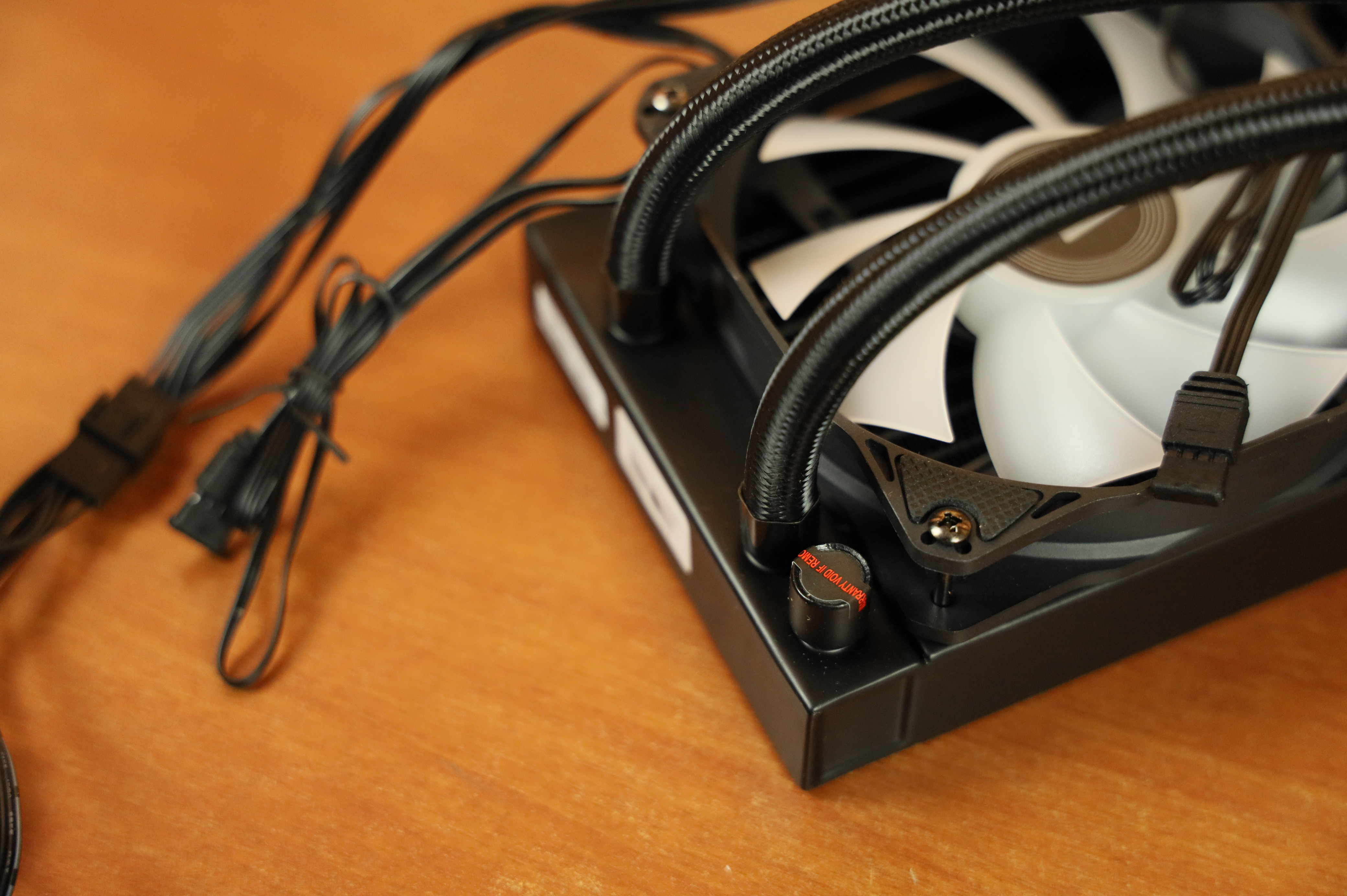 机箱加装风扇后开机f1,360水冷机箱炫酷