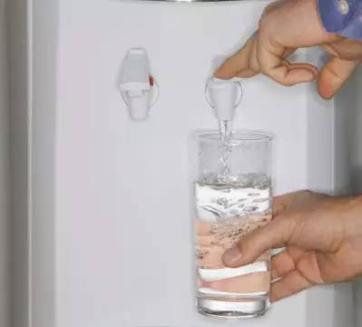 家里饮水机如何清洗里面的污垢,家里饮水机桶脏了怎么清洗