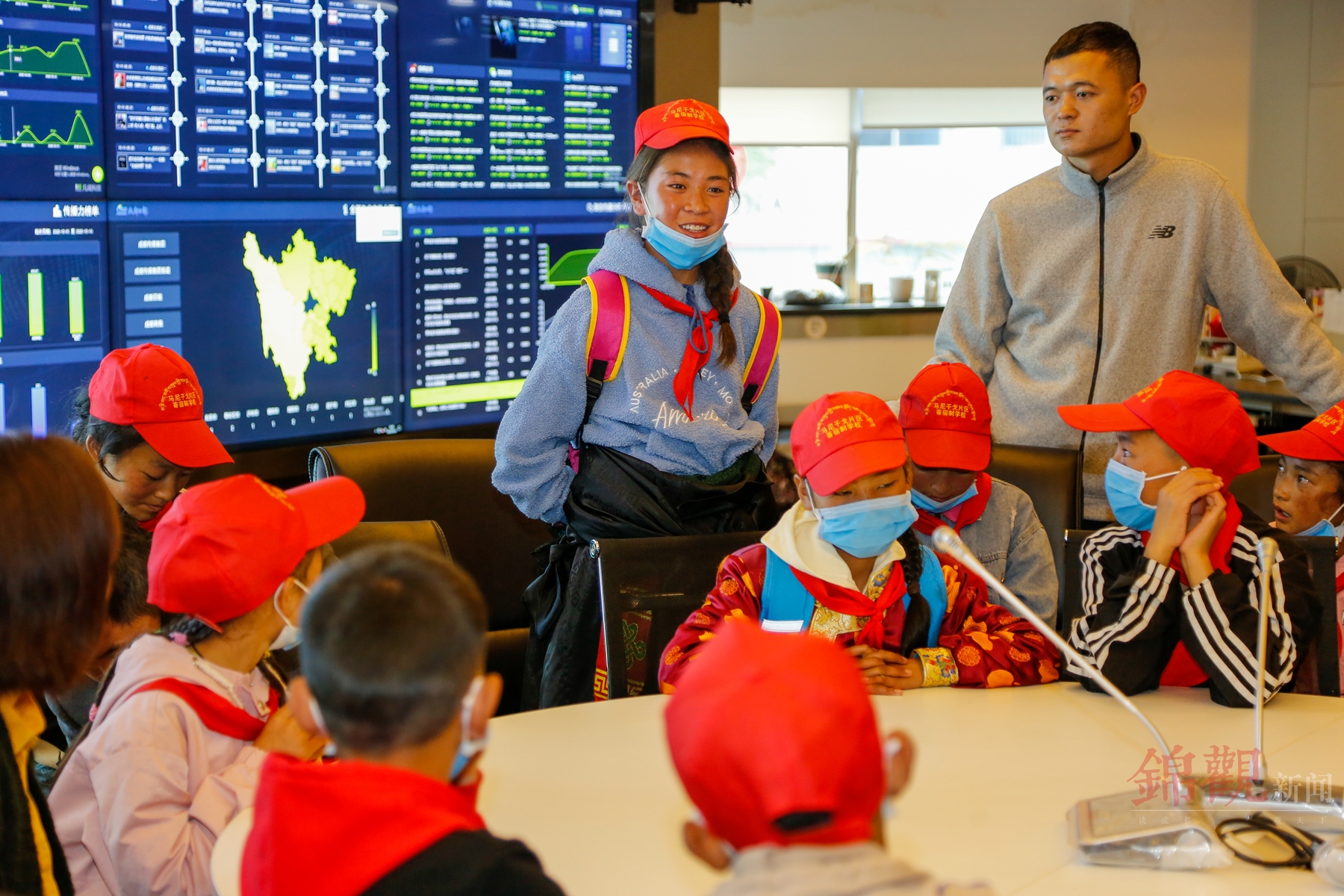 穿越雪域高原感受公园城市20名甘孜足球小将体验成都