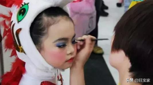 4岁来月经，5岁更年期，性早熟的她连好好当个女孩的机会都没有