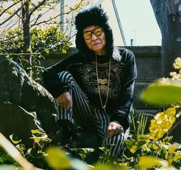 大爷一夜之间变成帅哥,农村大爷变型男