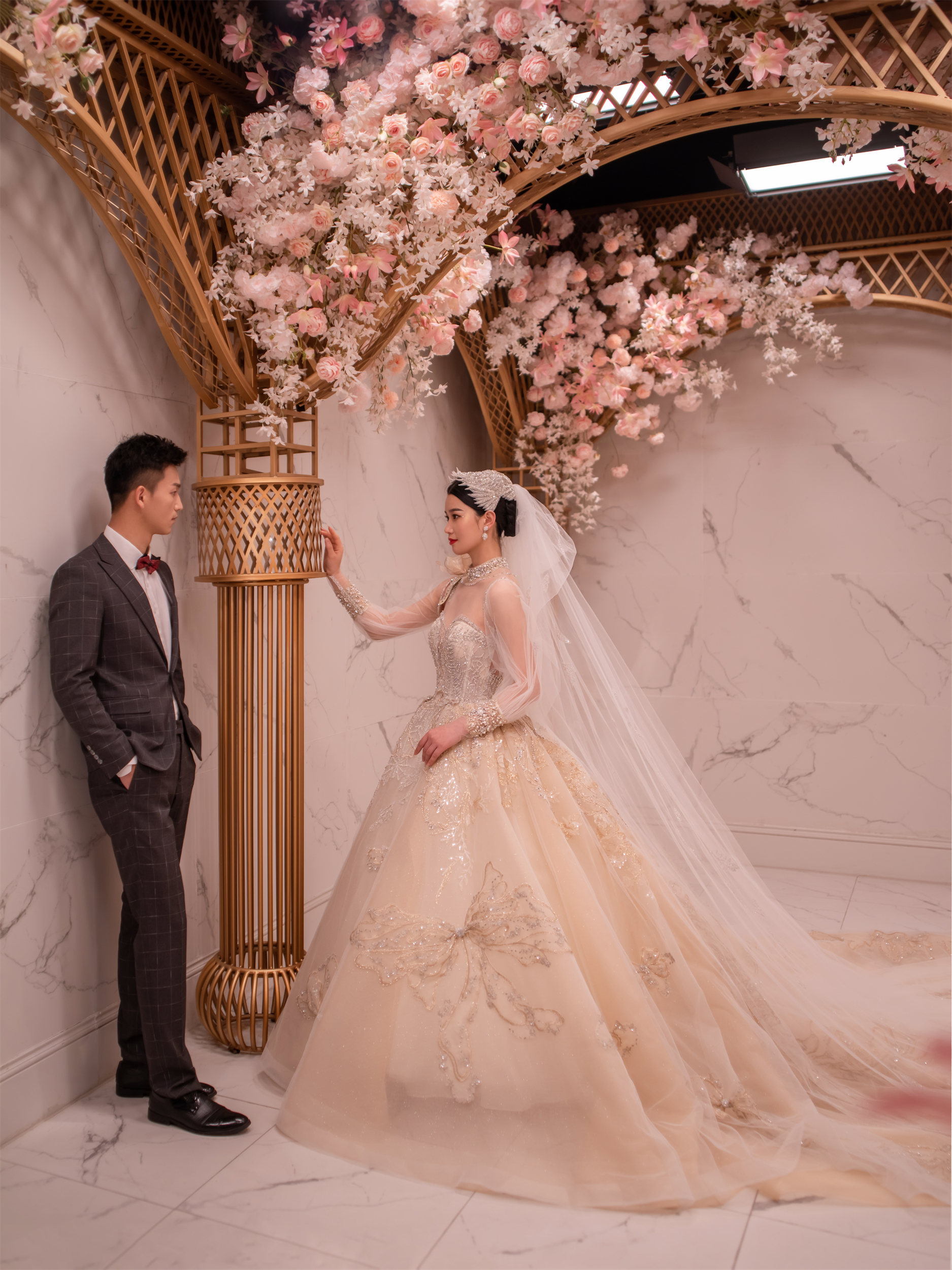 新郎接亲堵门游戏撕玉米,新娘堵门游戏快问快答