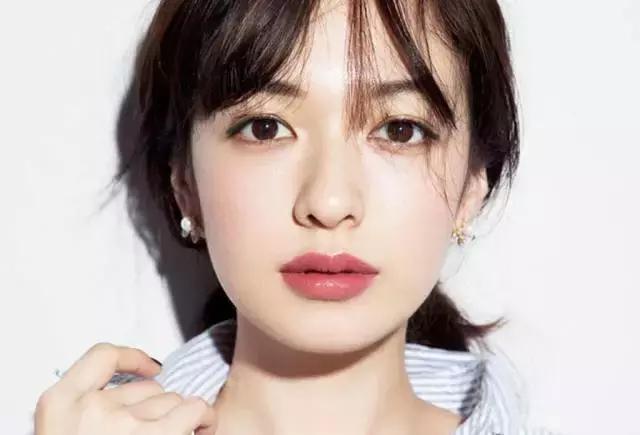 小姐姐想要美颜也要健康，模特粉底液的选择技巧，打造时尚底妆！