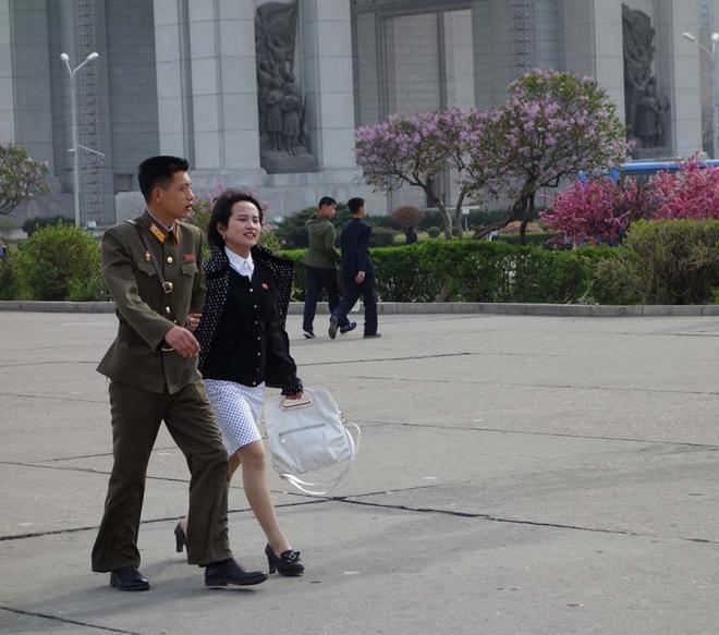 朝鲜美女背的名牌包包,朝鲜人喜欢手提包