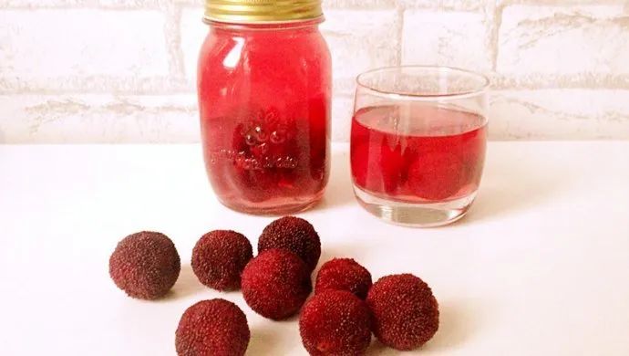 你吃过蘸酱油的杨梅吗,杨梅吃法蘸盐