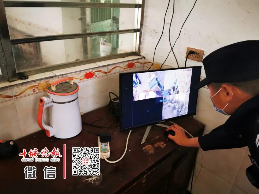 【十堰】竹山老汉家里4只大公鸡不见了！一看视频惊了：快把这贼娃子抓住！