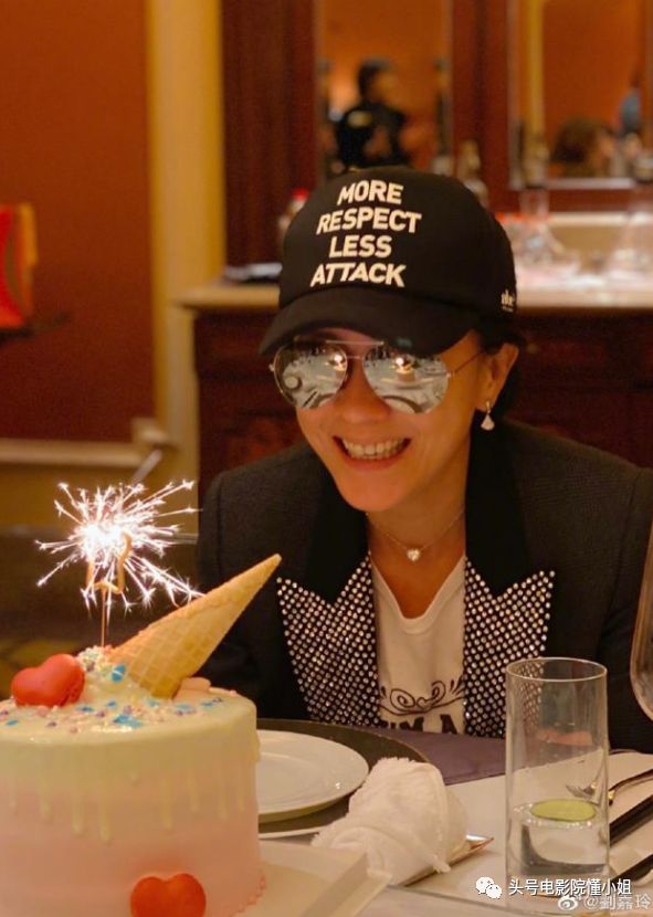 刘嘉玲54岁：经历富商绯闻和裸照风波，不生娃，靠8个字撑到今天