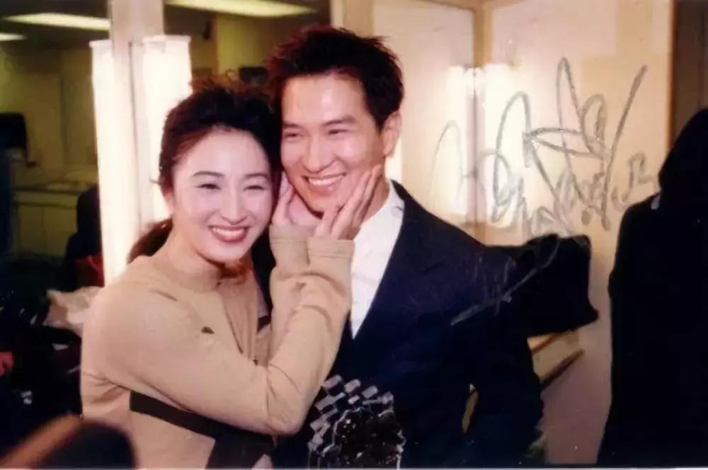 一代天后张柏芝,50岁关咏荷素颜出街竟宛如少女