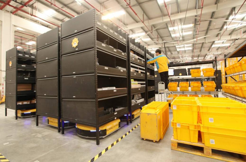 受台风影响快递物流,台风快递小哥