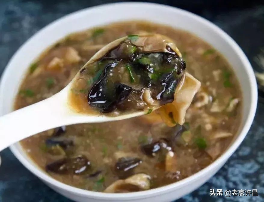 早餐店一块钱一碗的胡辣汤,排队的肉丸胡辣汤