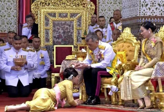 泰国现任国王的荒唐事：疫情肆虐携后宫出国度假，封宠物狗为将军