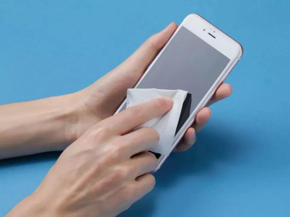 手机屏幕油腻腻的原因,手机屏幕油腻解决方法没有清洁剂