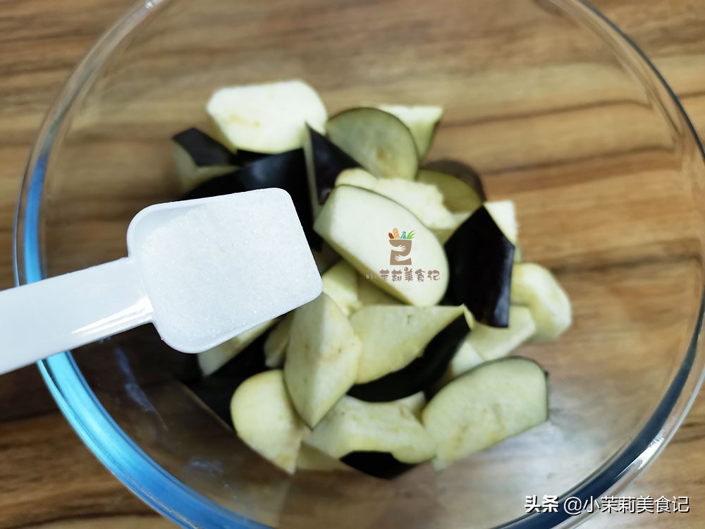 炒茄子不吸油诀窍,炒茄子费油只需小技巧