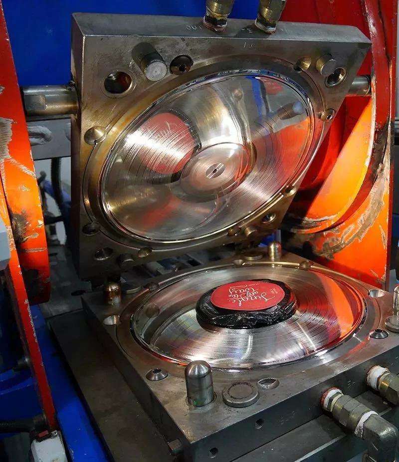 现在黑胶还值得买吗,黑胶还有前景吗