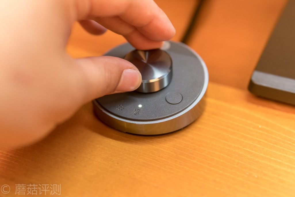 明基screenbar屏幕挂灯效果,明基显示器屏幕挂灯