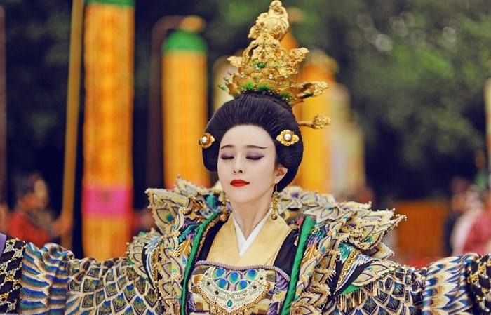 野蛮的西方人用*器武**决斗，文明的中国人用诗文决斗