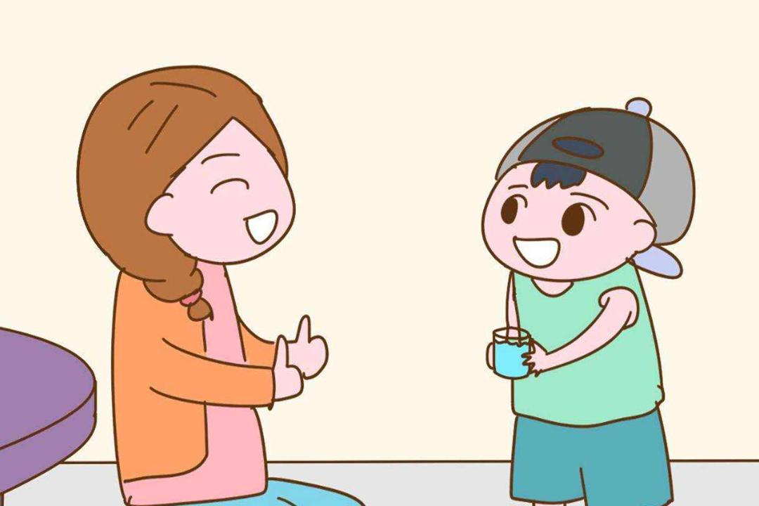 妈妈让儿子帮忙洗香菇，儿子顺便做个“抛光”，妈妈看后哭笑不得