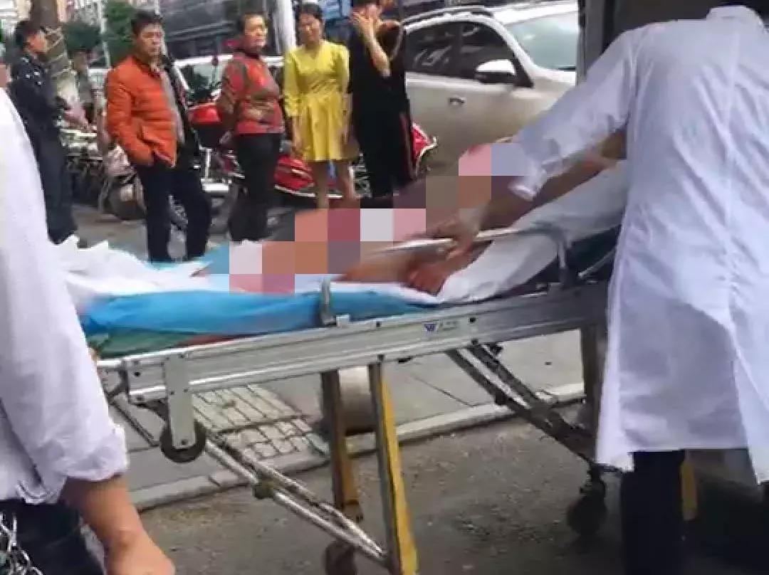 网传万宁一男孩触电身亡,万宁警方通报男子被群殴