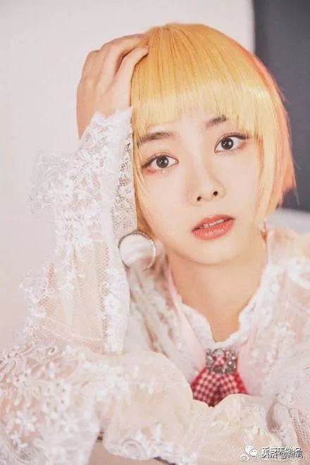 谭松韵蓬松的头,谭松韵摘掉眼镜打扮后惊艳出场