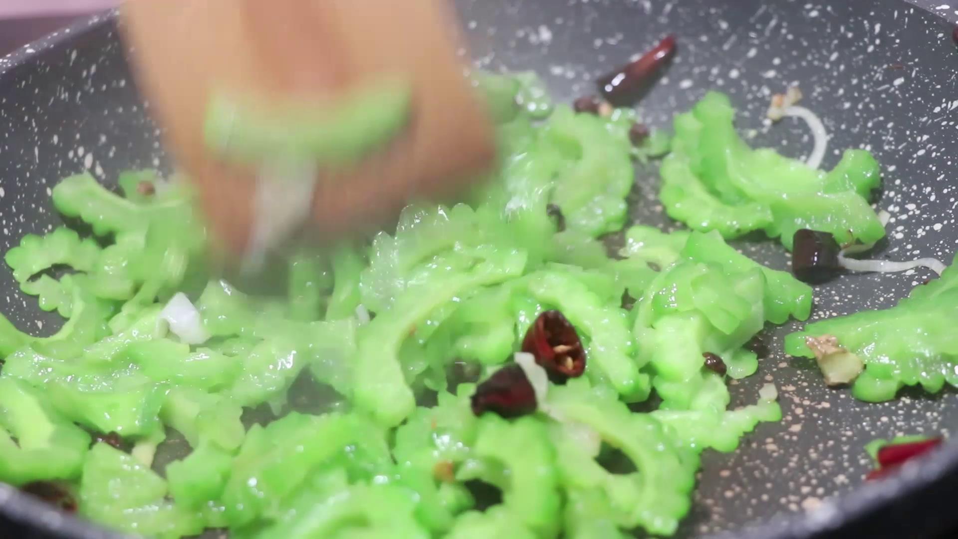 苦瓜如何做才不苦,苦瓜豆腐干炒鸡蛋怎么做苦瓜不苦