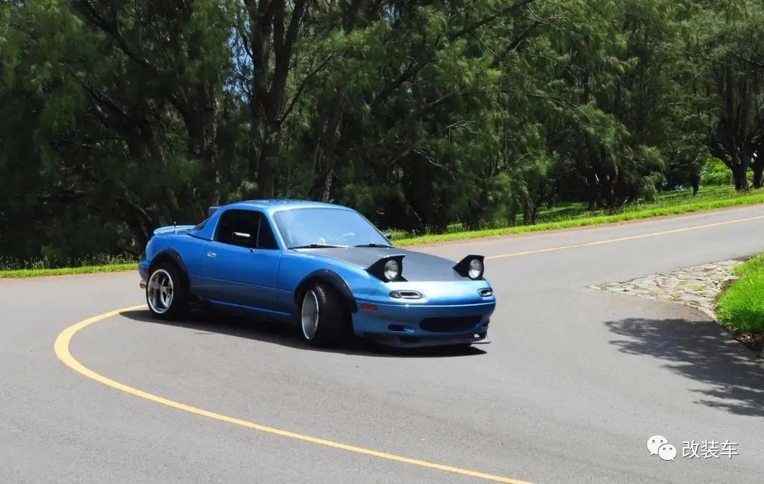 中置四驱五速手动的双门超跑，今晚我在秋名山等你