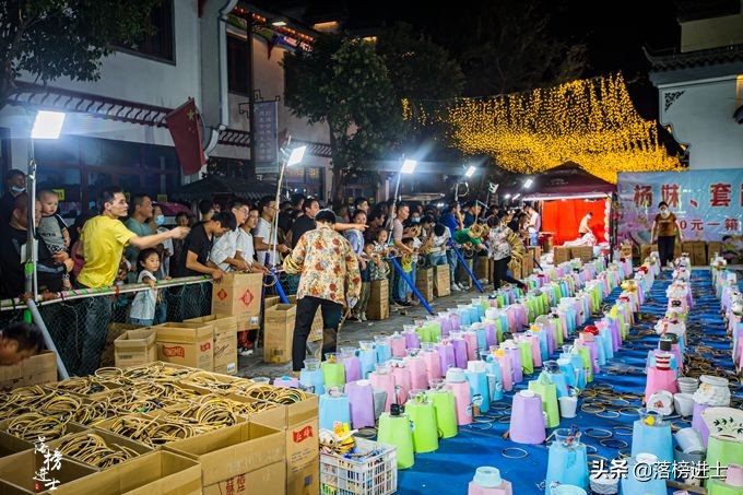 安徽滁州有一座定远古城，有1500多年历史，晚上比白天还热闹