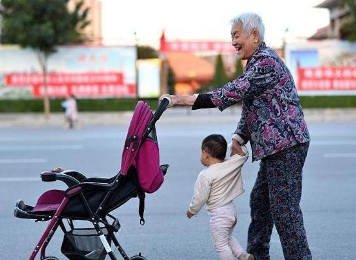 孩子衣来伸手饭来张口视频,如何提高宝宝开口欲望