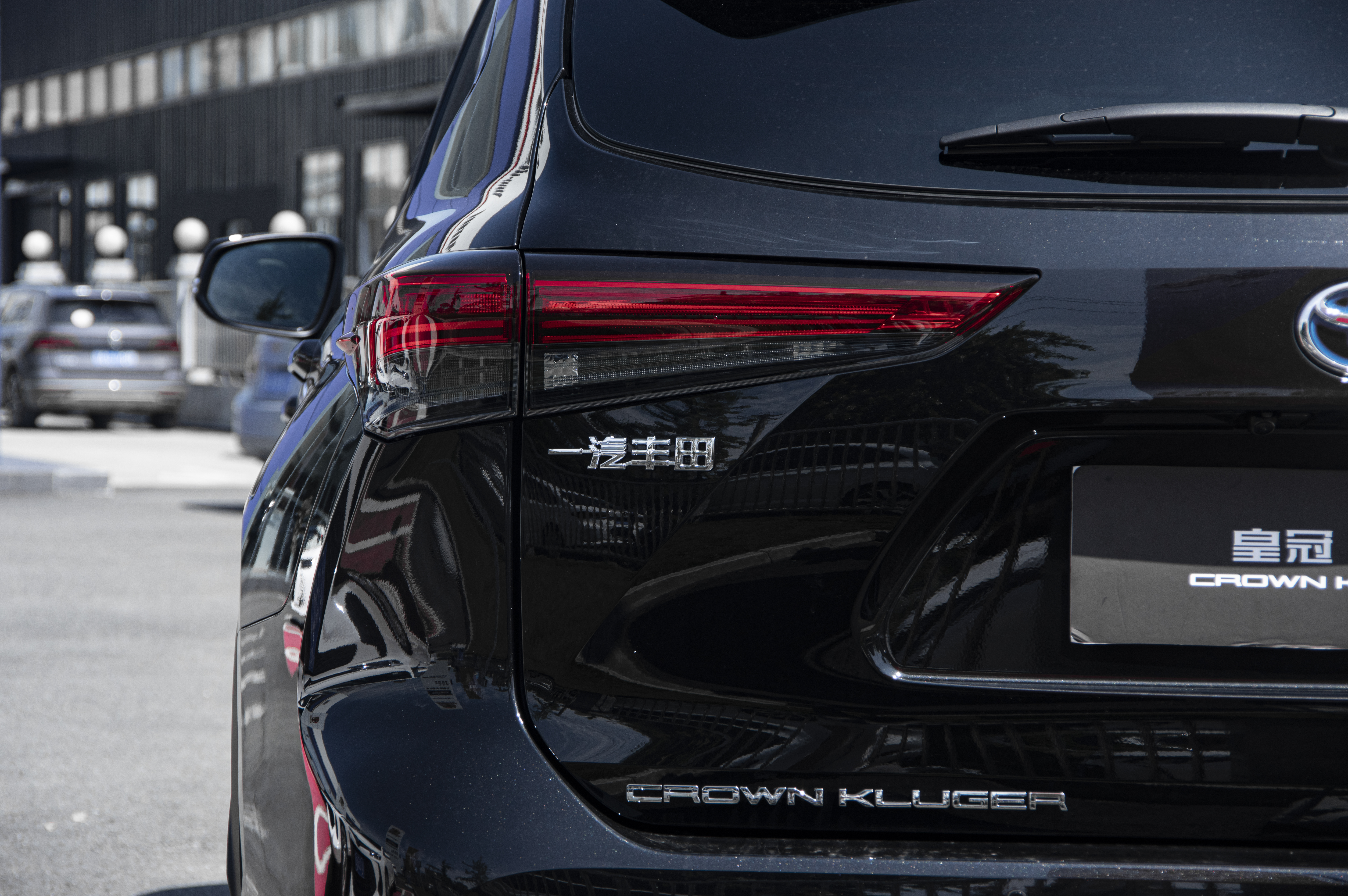 皇冠陆放银色到店实拍,皇冠陆放七座混动版2021长宽高