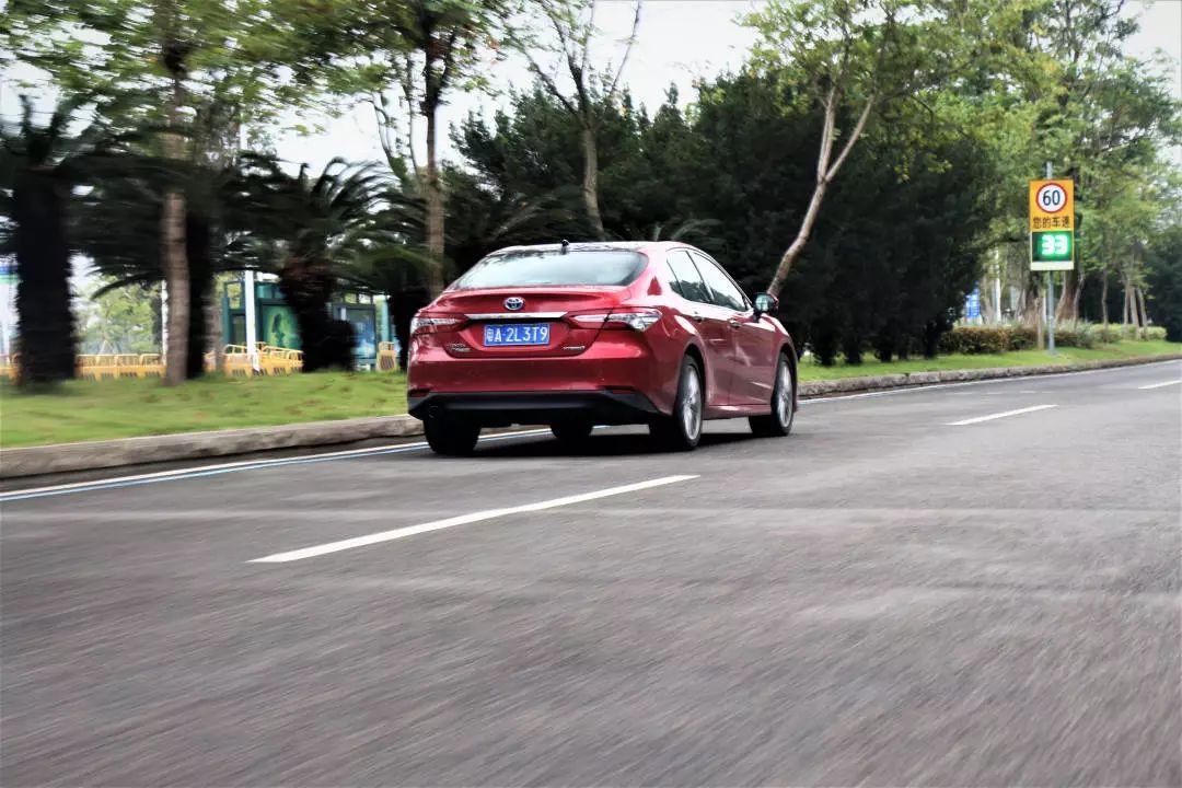 凯美瑞双擎适合长途自驾吗,卡罗拉双擎和凯美瑞双擎哪个省油