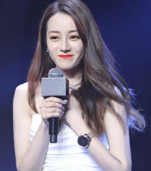 迪丽热巴出席活动穿礼服,迪丽热巴穿礼服出席活动