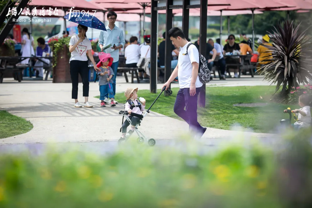 艺术赋能品质生活，提振城市消费信心。经典947辰山草地广播音乐节温暖收官