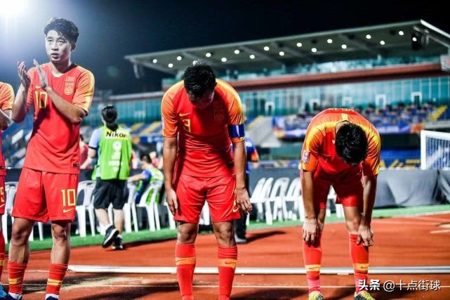 国奥乘坐经济舱回国成热议话题，但部分网友的恶毒评论，真不该