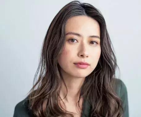 剪了个新刘海后，美颜滤镜我都删了