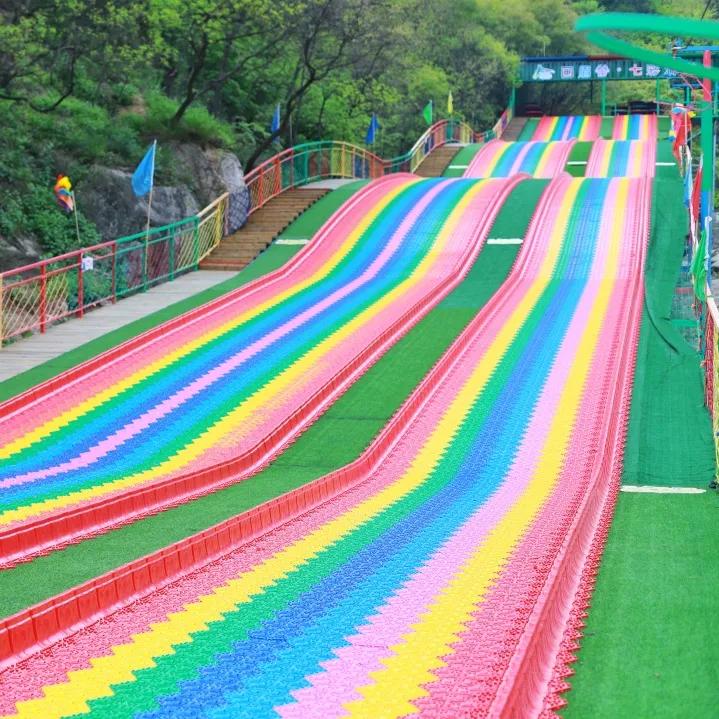 绿野仙踪旅游景区夜晚,画眉谷旅游景区