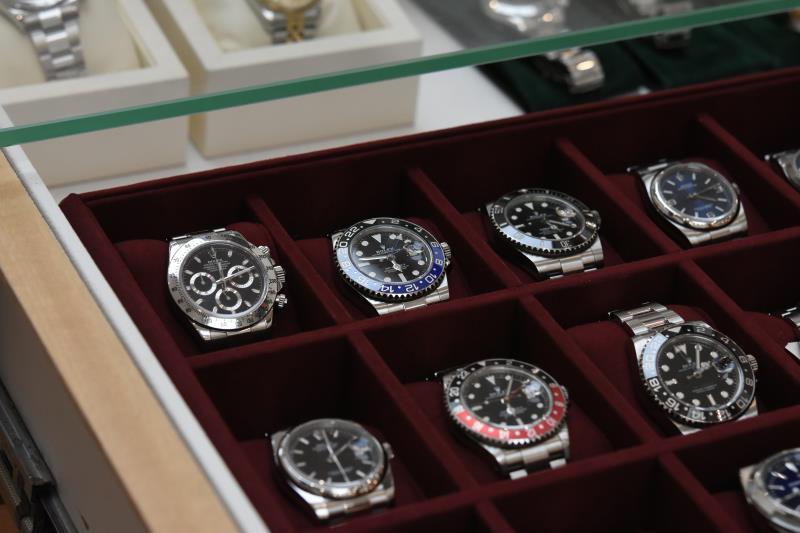 劳力士水鬼和欧米茄表哪个好,劳力士水鬼和卡西欧水鬼对比