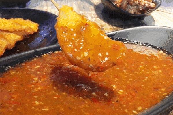 摆摊卖炸串创业的真实经历,农村大姐摆摊卖炸串月入数万