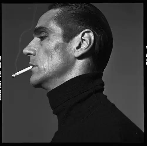 他是《洛丽塔》男主，畸形恋专业户，也是禁欲系不老男神