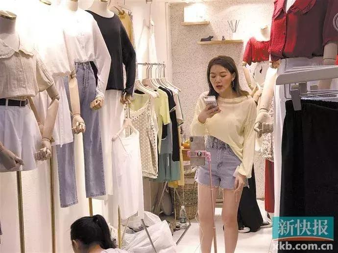 直播带货卖衣服赚多少钱呢,直播卖衣服月能赚过千万
